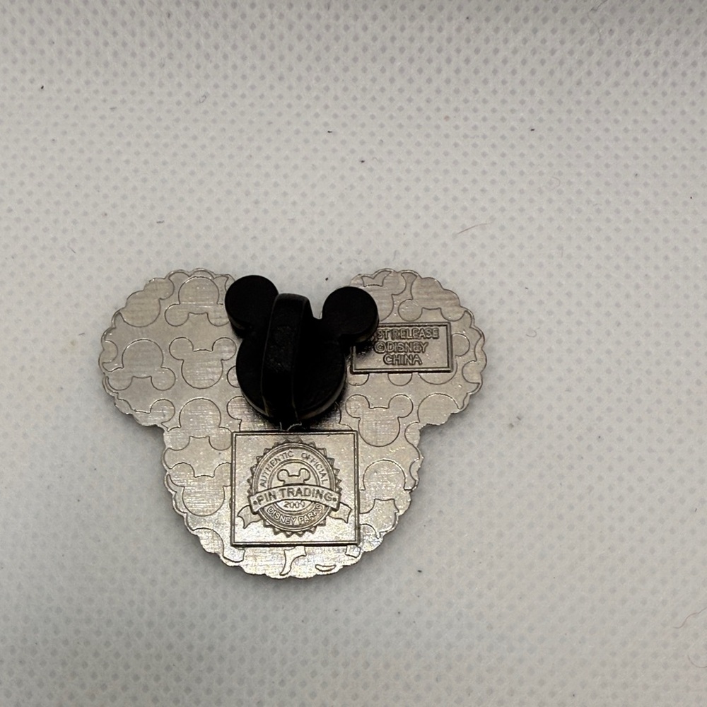 Heart Pattern Mickey Mouse Pin - Picture 2 of 3